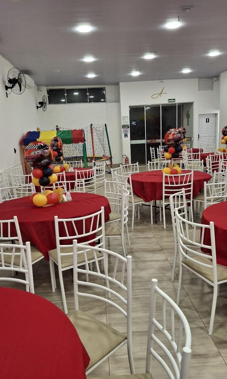 Aniversário infantil com mesas decoradas e brinquedos