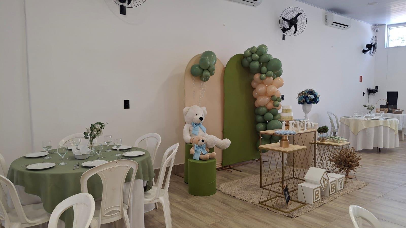 Aniversário infantil com mesas decoradas e brinquedos