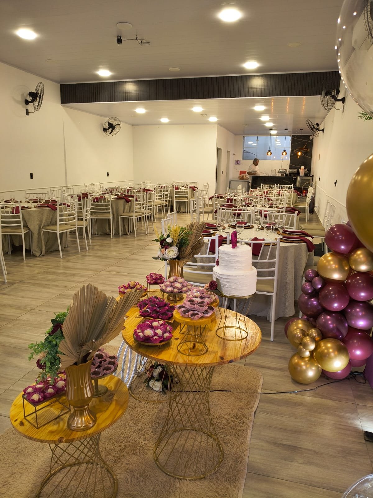 Mesa posta em salão de eventos para festa de aniversário